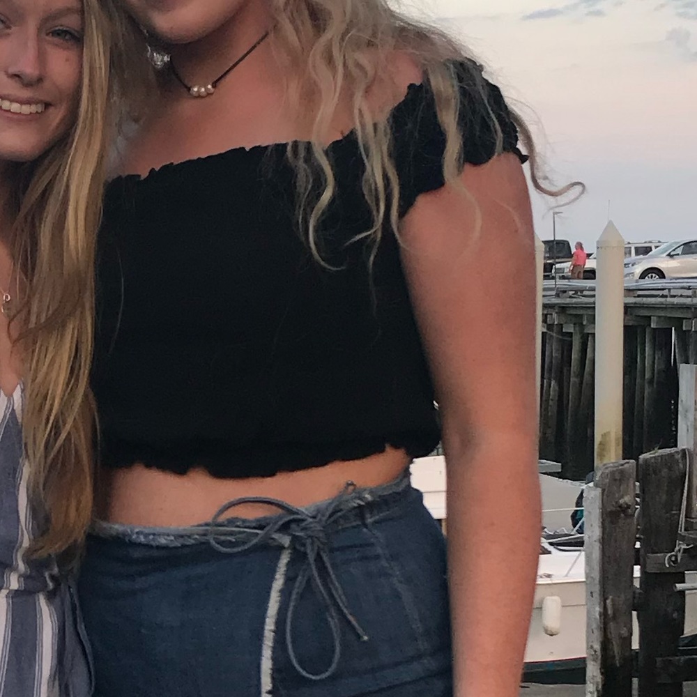 BRANDY MELVILLE OFF THE SHOULDER TOP